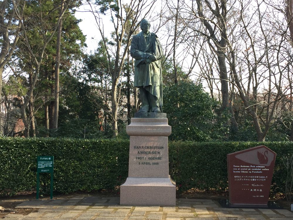 アンデルセン公園のアンデルセン像